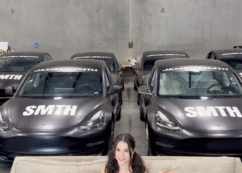 Jameliz Smth Gives Away Over $750,000 Worth of Luxury Cars Away After Making $100 Million